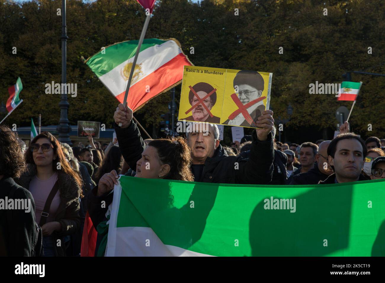 Berlin, Germany. 7th Oct, 2022. Protesters gathered at the Brandenburg Gate in Berlin on October 7, 2022, in solidarity with the protests in Iran. The protesters protested against the Mullah regime in Iran and expressed their sadness about the death of Mahsa Amini. The protesters also took to the streets against state violence and insufficient women's rights in Iran. (Credit Image: © Michael Kuenne/PRESSCOV via ZUMA Press Wire) Stock Photo