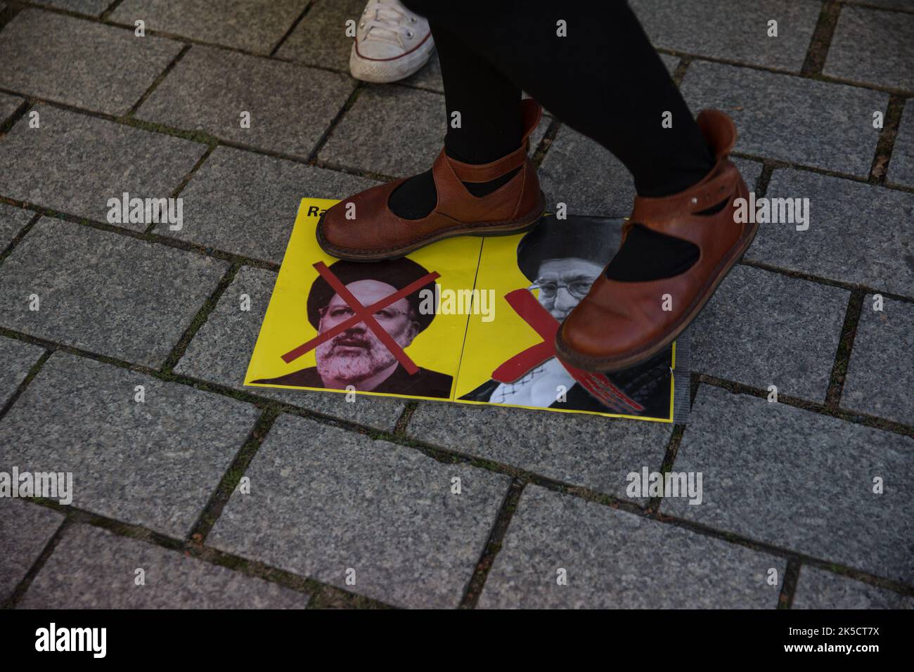 Berlin, Germany. 7th Oct, 2022. Protesters gathered at the Brandenburg Gate in Berlin on October 7, 2022, in solidarity with the protests in Iran. The protesters protested against the Mullah regime in Iran and expressed their sadness about the death of Mahsa Amini. The protesters also took to the streets against state violence and insufficient women's rights in Iran. (Credit Image: © Michael Kuenne/PRESSCOV via ZUMA Press Wire) Stock Photo