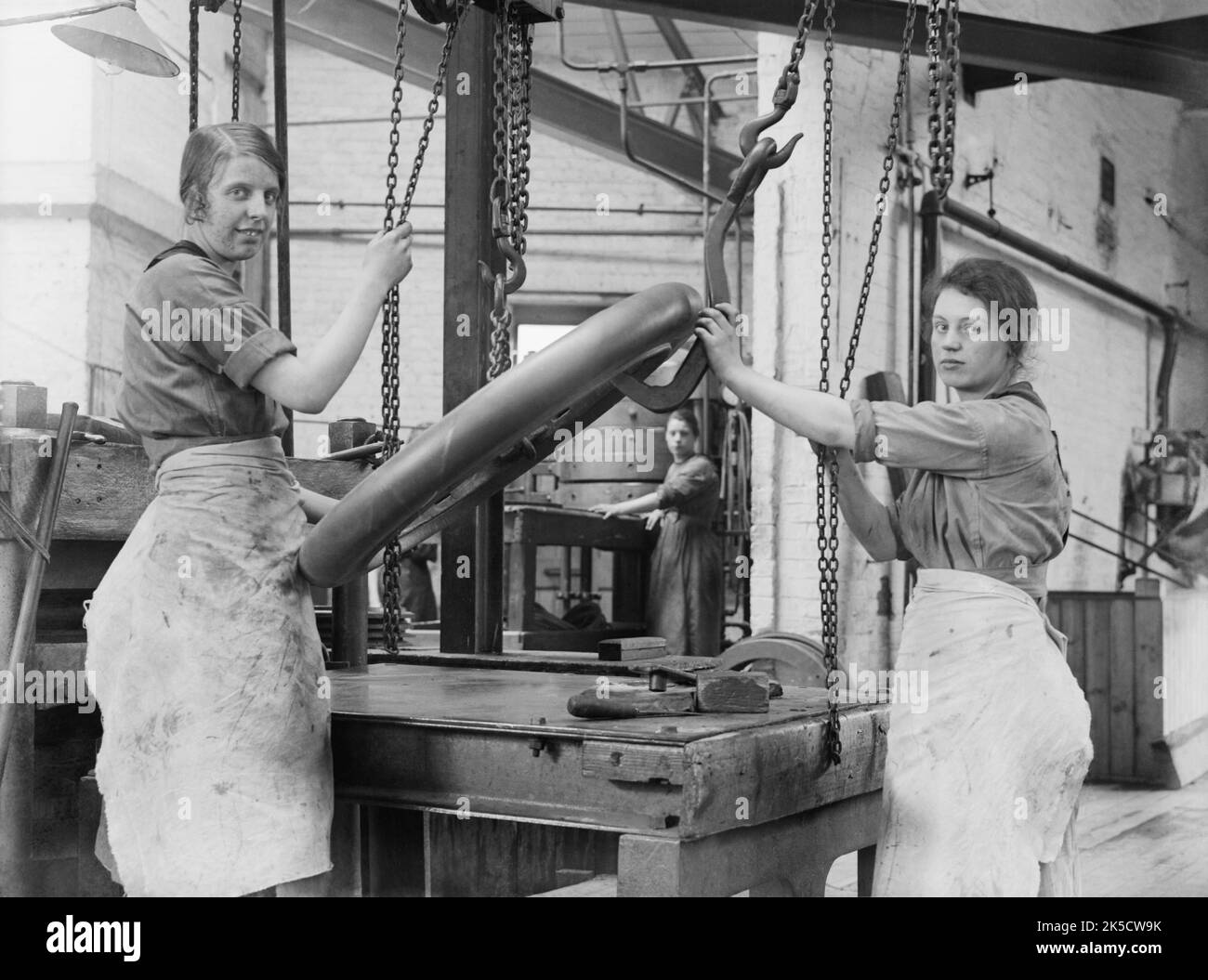 The Employment of Women in Britain, 19141918 Female workers hoist