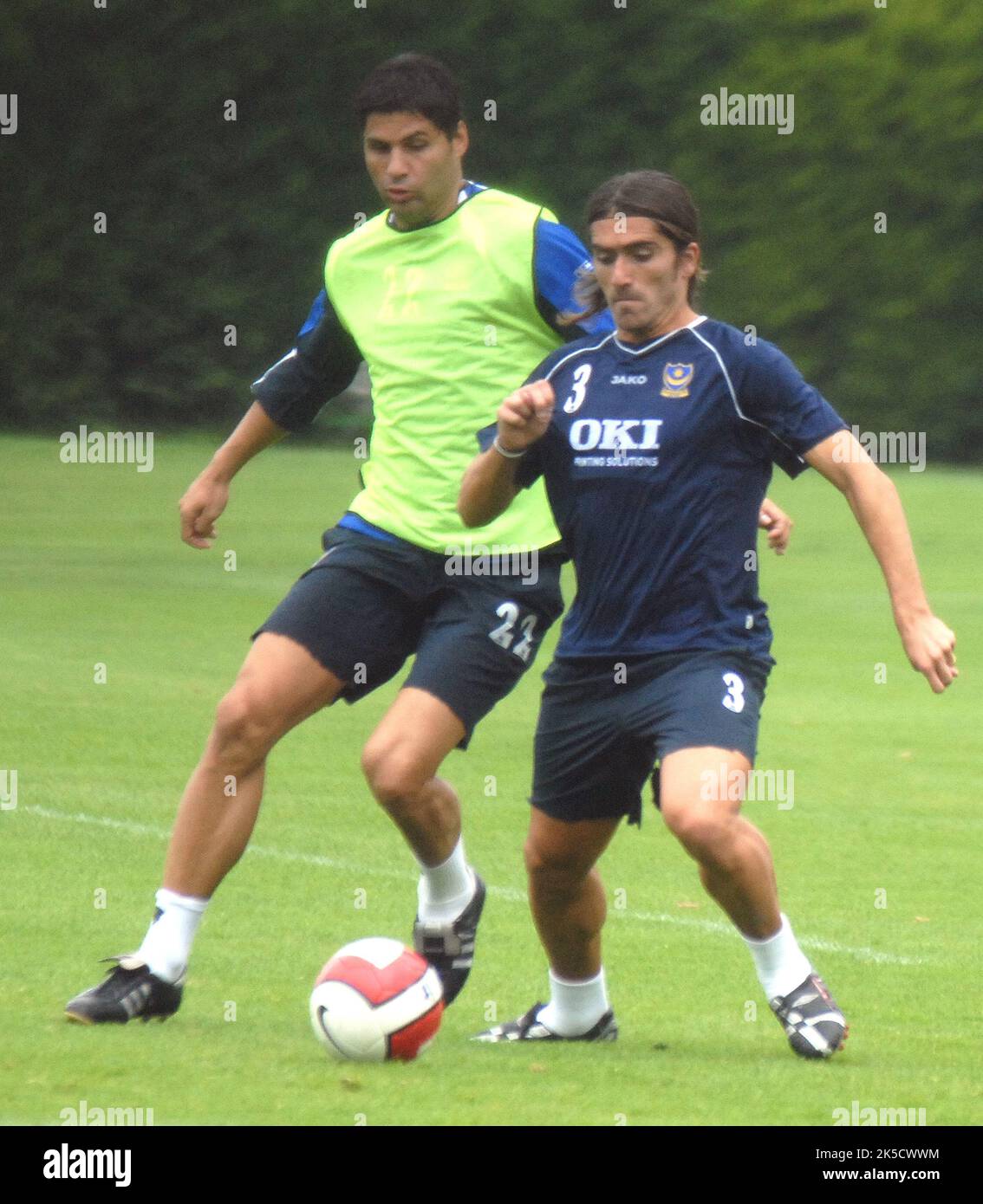 PORTSMOUTH'S PEDRO MENDES RETURNS TO TRAINING AFTER THE INFAMOUS INCIDENMT WITH MANCHESTER CITY'S BEN THATCHER.AND IS TACKLED BY STEFAN STEVANOVIC PIC MIKE WALKER, 2006 Stock Photo
