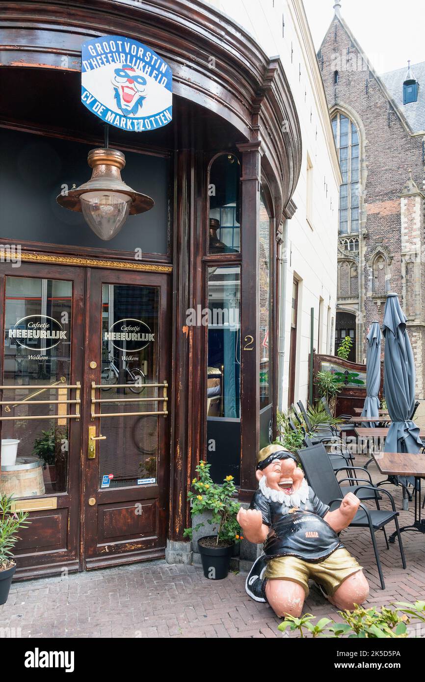 Netherlands, Gouda, Torenstraat, corner bar, 'Cafeetje Herrurlijk', laughing figure Stock Photo