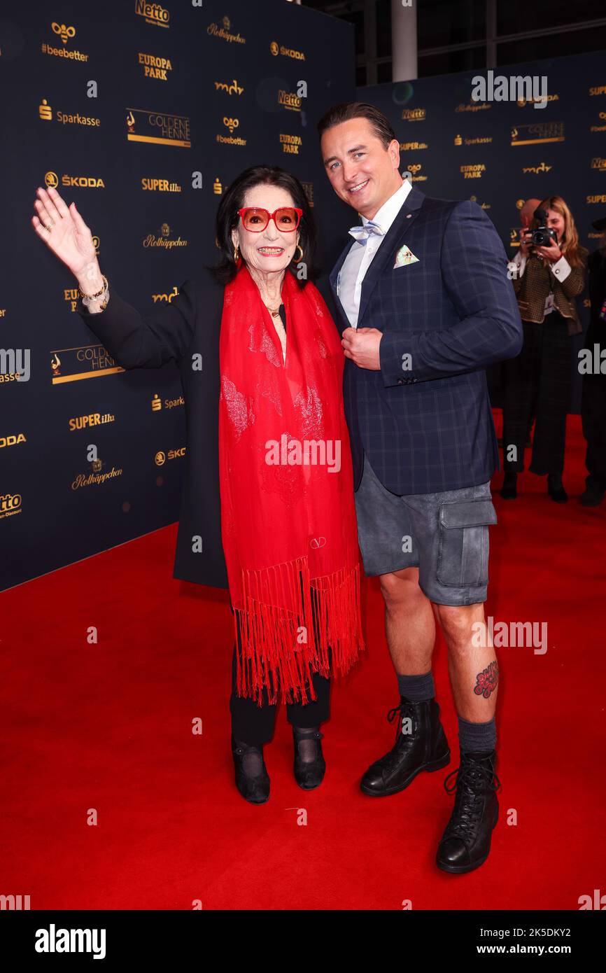 Leipzig, Germany. 07th Oct, 2022. Nana Mouskouri and Andreas Gabalier attend the 'Goldene Henne' media award ceremony in Leipzig. The award is given to stars from music, sports and show business. Credit: Gerald Matzka/dpa/Alamy Live News Stock Photo