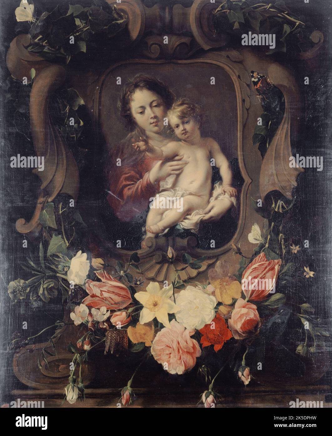 Vierge &#xe0; l'enfant dans une couronne de fleurs, 17th century. Virgin and Child within a floral wreath. Cartouche with garland of leaves and flowers including roses, tulips and daffodils. Stock Photo