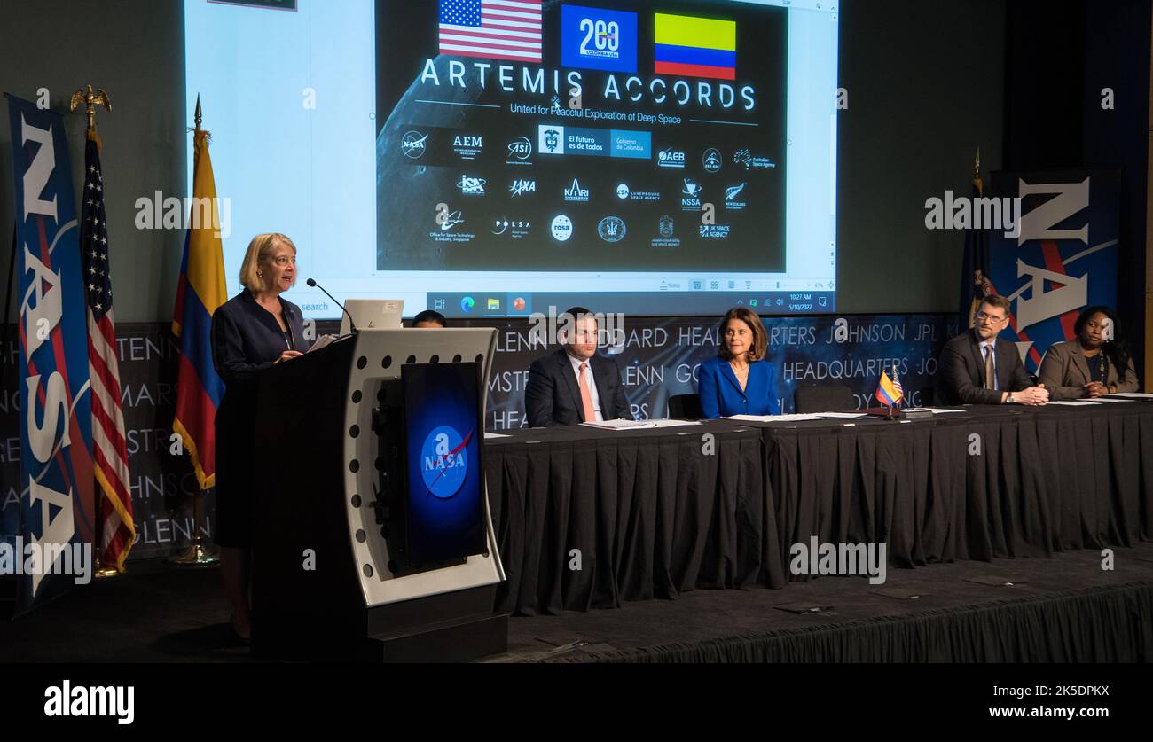 NASA Deputy Administrator Pam Melroy, left, speaks before Colombian Vice President and Foreign Minister, Marta Lucía Ramírez, third from right, signs the Artemis Accords, Tuesday, May 10, 2022, at NASA Headquarters in Washington DC. Also present were Viceminister of Knowledge, Innovation, and Productivity, Sergio Cristancho Marulanda, second from left, Colombian Ambassador to the U.S., Juan Carlos Pinzón, third from left, U.S. State Department Deputy Assistant Secretary, Mark Wells, second from right, and U.S. State Department Principal Deputy Assistant Secretary, Jennifer Littlejohn, right. C Stock Photo