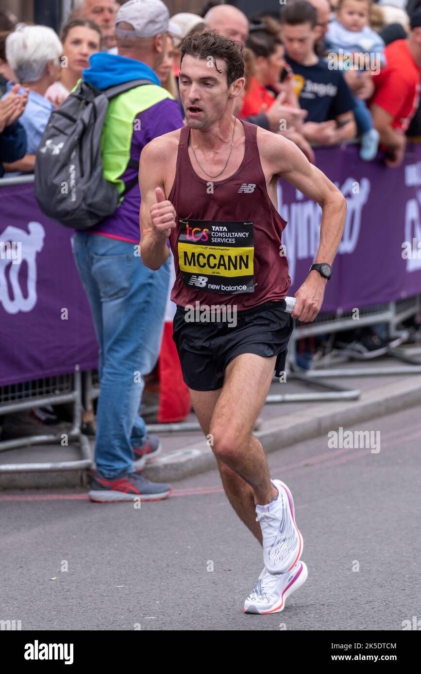Andrew McCann racing in the TCS London Marathon 2022 Elite Men's race in Tower Hill, City of London, UK. Stock Photo