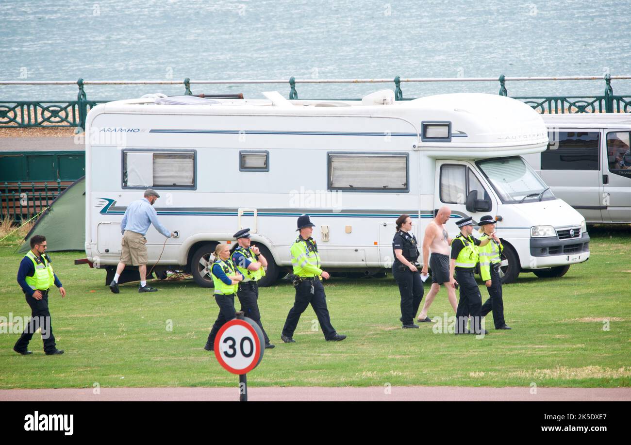 Travelling community is moved on by the police after parking up on Hove Lawns and removing licence plates from vehicles, Brighton & Hove, East Sussex, England, UK Stock Photo