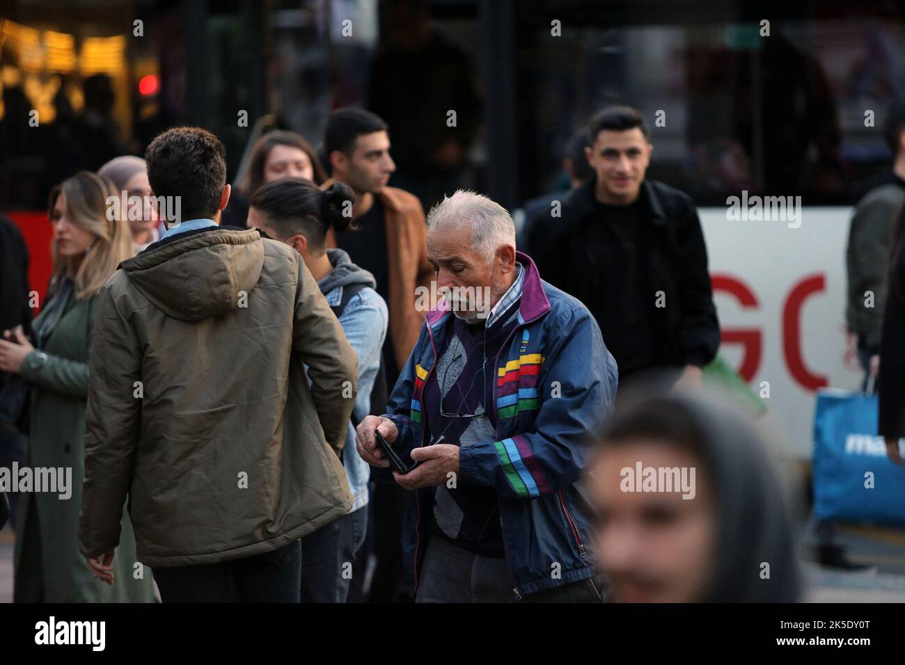 Ankara, T¨¹rkiye. 7th Oct, 2022. An elderly man is seen on a street in Ankara, T¨¹rkiye, on Oct. 7, 2022. T¨¹rkiye's economic slump has hit hard the country's senior citizens whose incomes are being eroded by the runaway inflation. Credit: Mustafa Kaya/Xinhua/Alamy Live News Stock Photo