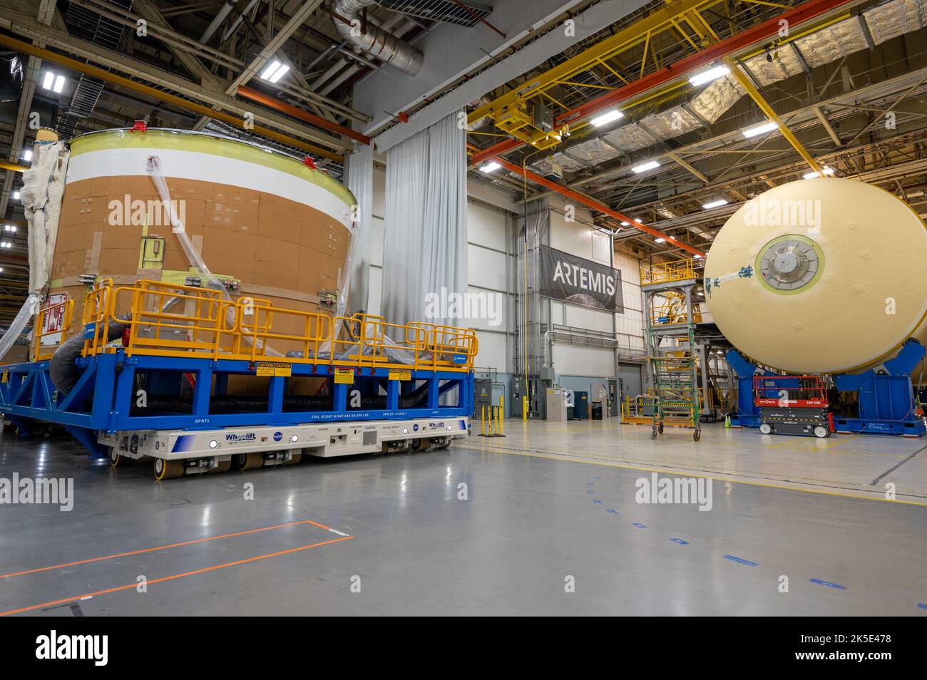 Artemis II Engine Section Moves to Final Assembly. On 24 May2022, the core stage production team moved the Space Launch System (SLS) rocket engine section for Artemis II to the core stage final integration area at NASA's Michoud Assembly Facility in New Orleans, USA. An optimised version of an original NASA image. Credit: NASA/JLyons) Stock Photo