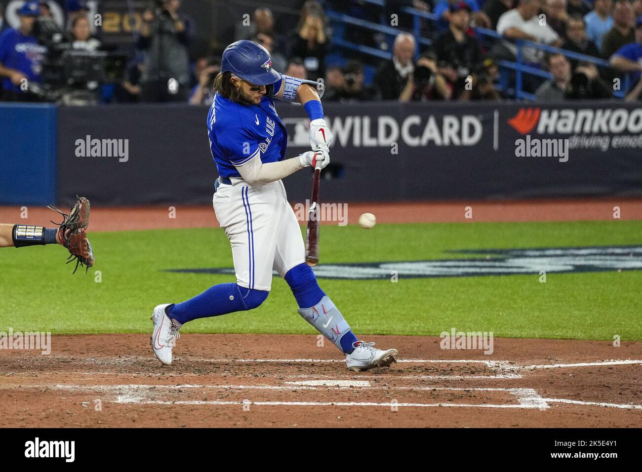Bo Bichette of the Toronto Blue Jays runs to the dugout after playing  Photo d'actualité - Getty Images