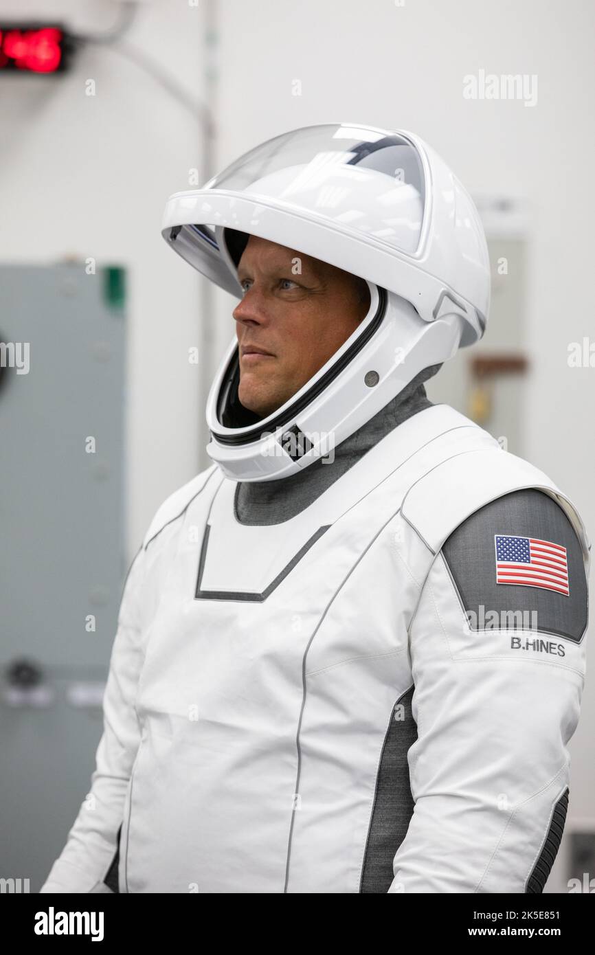 Crew-4 mission astronaut Bob Hines relaxes in the suit room inside the Astronaut Crew Quarters inside Kennedy Space Center’s Neil A. Armstrong Operations and Checkout Building on April 27, 2022. A team of SpaceX suit technicians assisted Hines, along with Crew-4 members Kjell Lindgren, Jessica Watkins, and Samantha Cristoforetti, as they put on their custom-fitted spacesuits and checked the suits for leaks. The four astronauts will launch aboard SpaceX’s Crew Dragon, powered by the company’s Falcon 9 rocket, to the International Space Station as part of NASA’s Commercial Crew Program. Crew-4 i Stock Photo