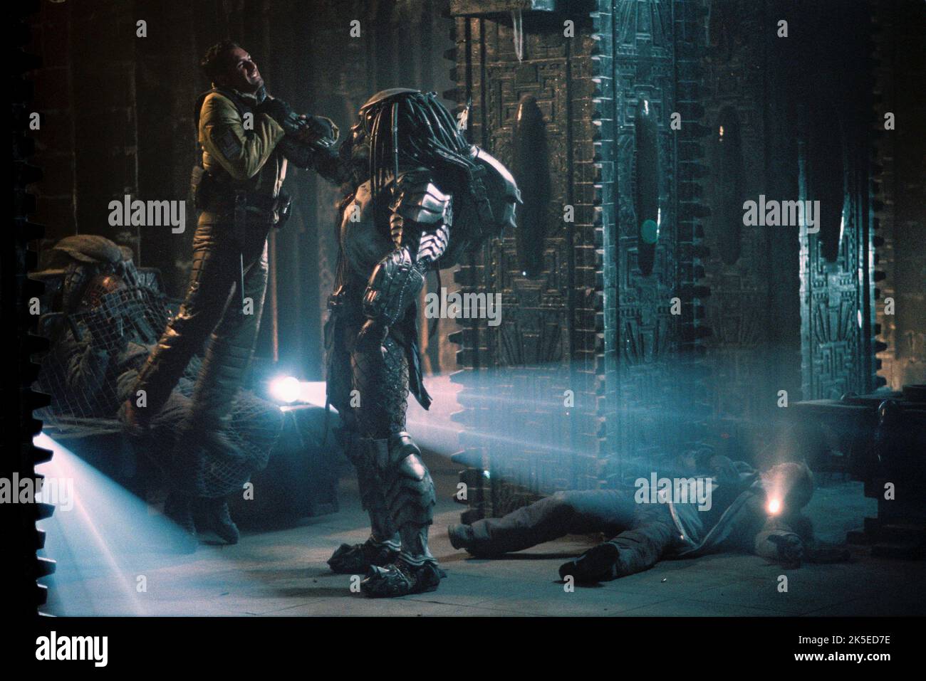 Aliens vs predator 2 hi-res stock photography and images - Alamy