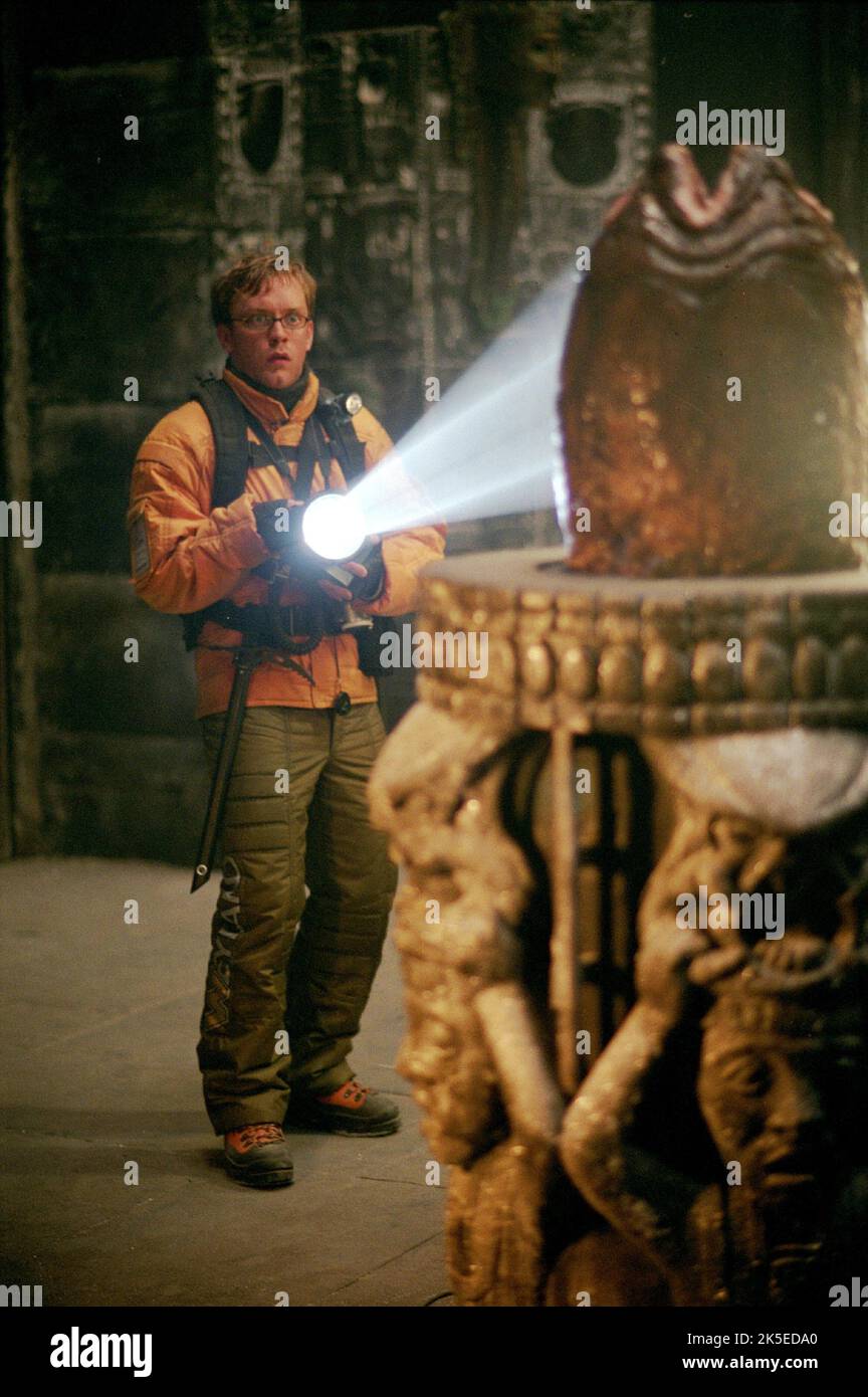 SAM TROUGHTON, AVP: ALIEN VS. PREDATOR, 2004 Stock Photo - Alamy