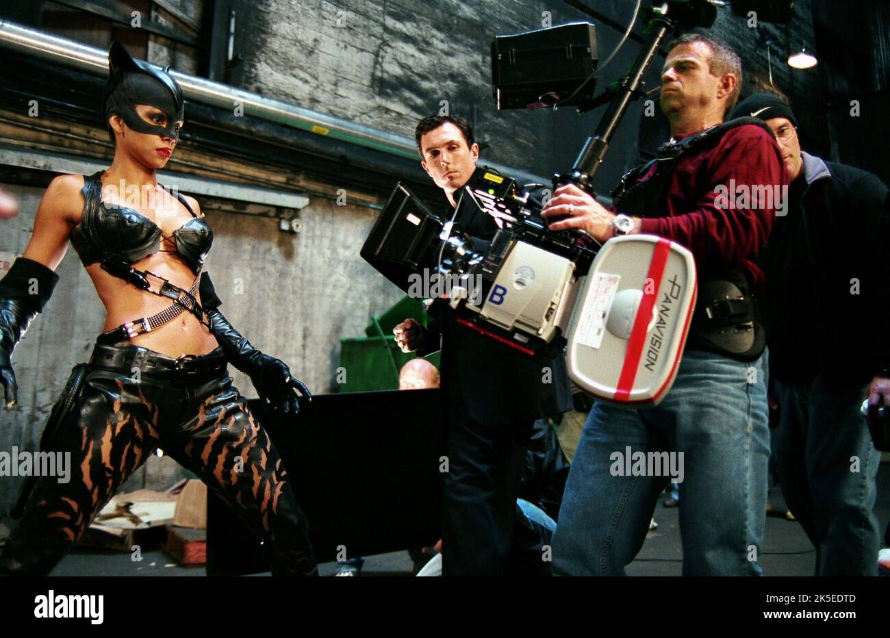 HALLE BERRY, CATWOMAN, 2004 Stock Photo - Alamy
