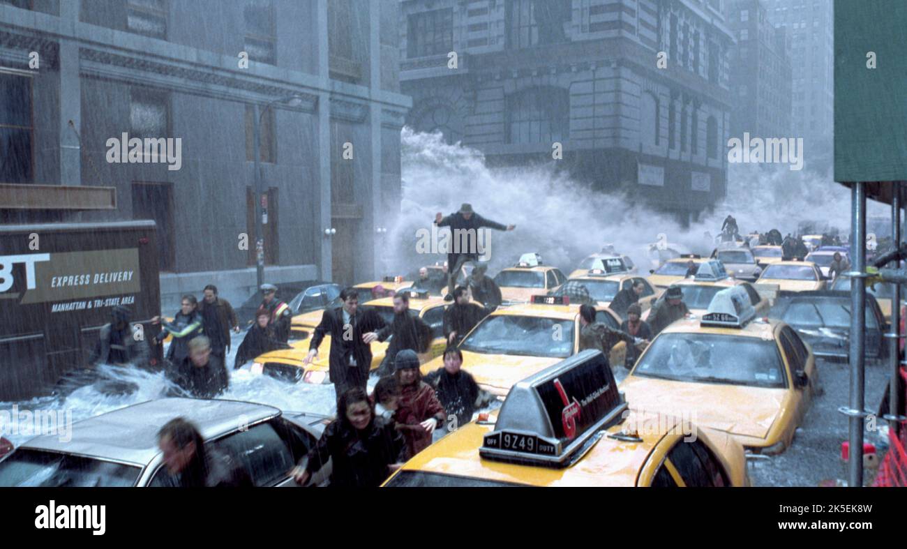 NEW YORKERS FLEE TIDAL WAVE, THE DAY AFTER TOMORROW, 2004 Stock Photo