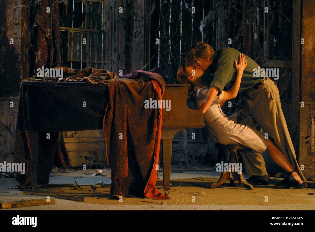 rachel-mcadams-ryan-gosling-the-notebook-2004-stock-photo-alamy