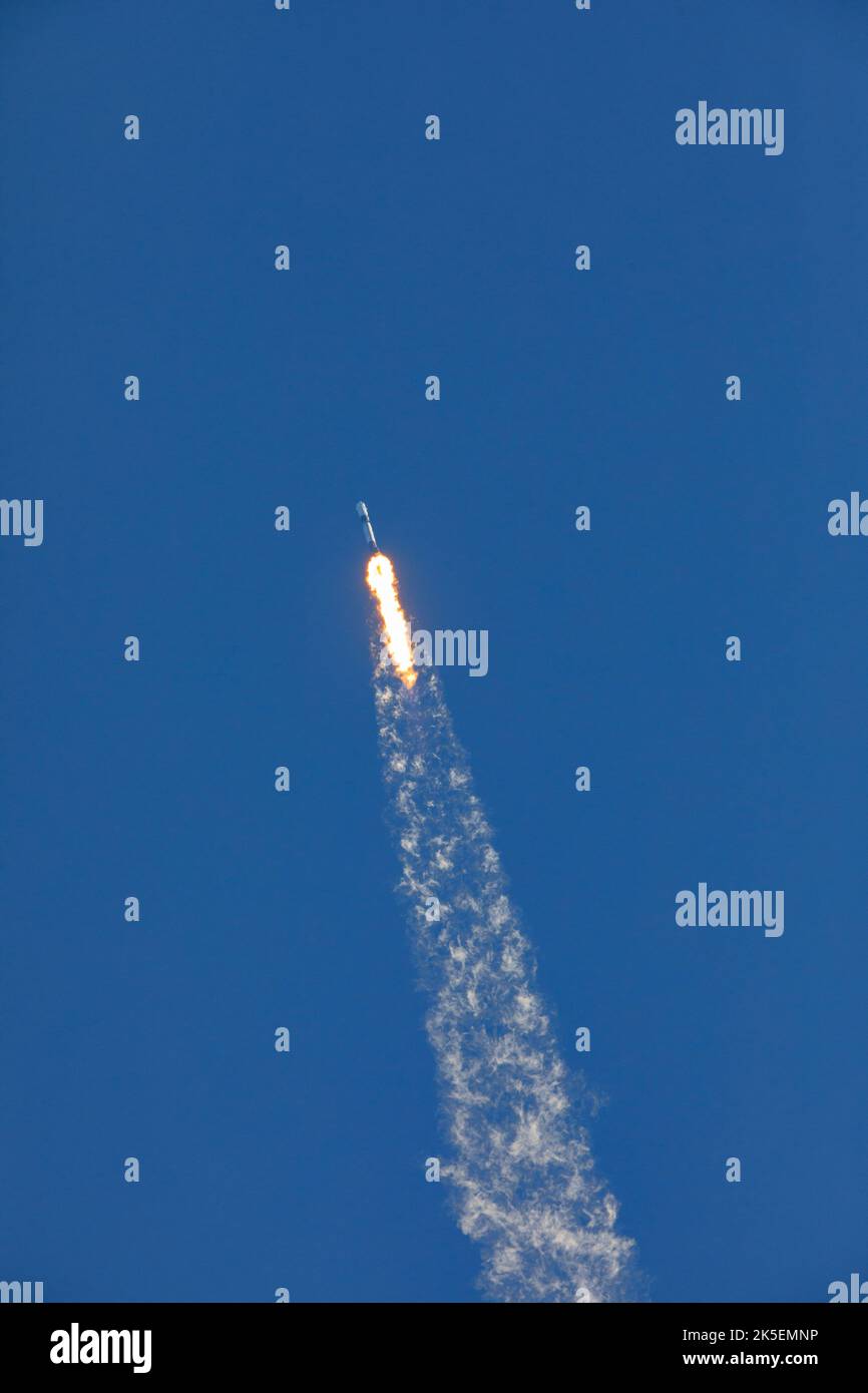 A SpaceX Falcon 9 rocket, carrying the company's Crew Dragon spacecraft, soars into the sky from Launch Complex 39A at NASA’s Kennedy Space Center in Florida at 11:17 a.m. EST on April 8, 2022, on Axiom Mission 1 (Ax-1). Commander Michael López-Alegría of Spain and the United States, Pilot Larry Connor of the United States, and Mission Specialists Eytan Stibbe of Israel, and Mark Pathy of Canada are aboard the flight to the International Space Station. The Ax-1 mission is the first private astronaut mission to the space station. Stock Photo