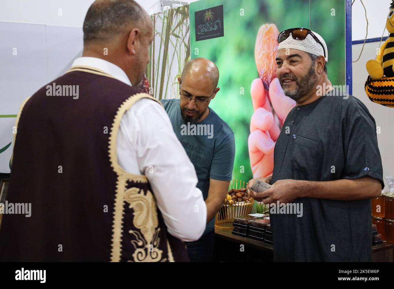 A date dealer teams up with customers who come to try the Medjool date