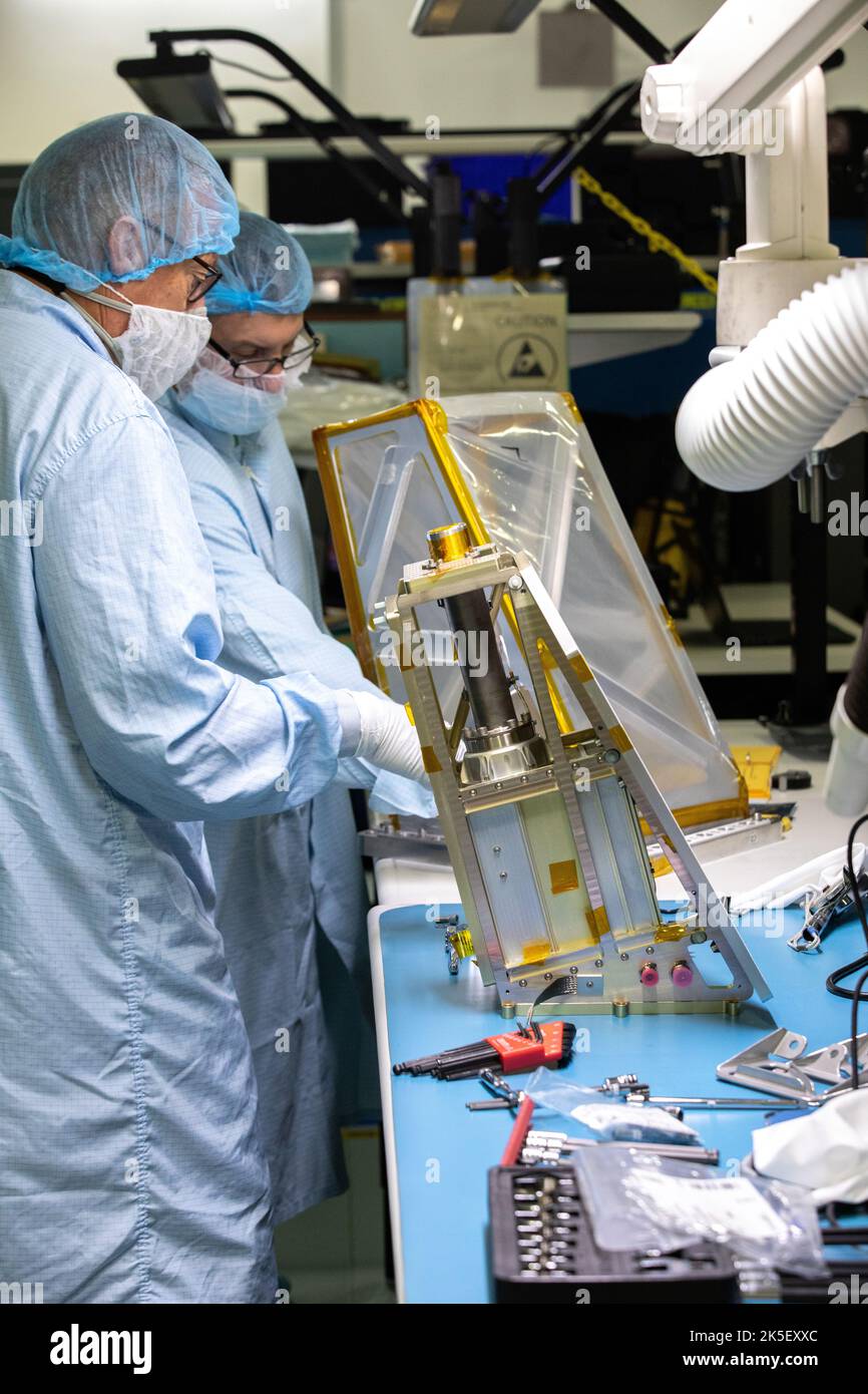 Engineers at NASA’s Kennedy Space Center in Florida remove the vibration fixture on the Mass Spectrometer observing lunar operations (MSolo) instrument on Aug. 4, 2022. The activity followed a vibration test in preparation for the Polar Resources Ice Mining Experiment-1 (PRIME-1) mission, which will be the first in-situ resource utilization demonstration on the Moon. MSolo is a commercial off-the-shelf mass spectrometer modified to work in space and will help analyze the chemical makeup of landing sites on the Moon, as well as study water on the lunar surface. Researchers and engineers are pre Stock Photo