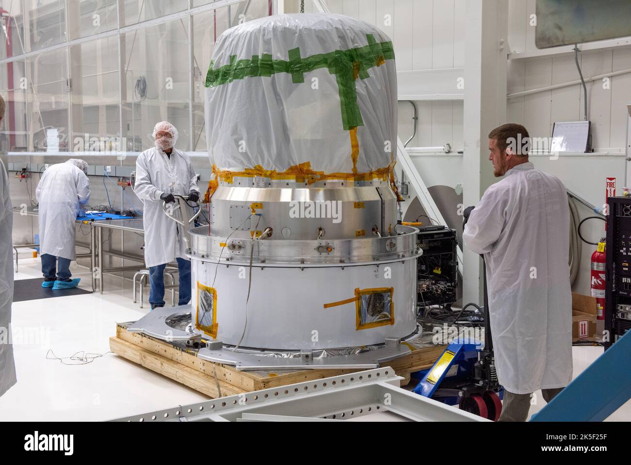 Technicians prepare to move NASA’s Low-Earth Orbit Flight Test of an Inflatable Decelerator (LOFTID) re-entry vehicle onto a turnover fixture for prelaunch processing inside Building 836 at Vandenberg Space Force Base in California on Aug. 19, 2022. Dedicated to the memory of Bernard Kutter, LOFTID is a technology demonstration mission aimed at validating inflatable heat shield technology for atmospheric re-entry. This technology could enable missions to other planetary bodies, as well as allow NASA to return heavier payloads from low-Earth orbit. LOFTID is a rideshare launching with the Natio Stock Photo