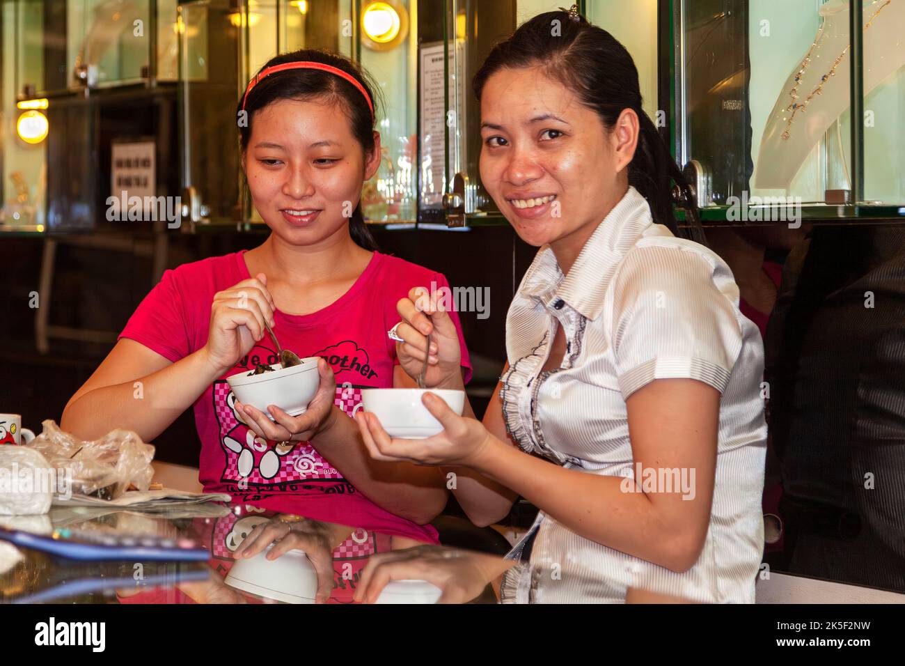 Vietnamese girls eating noodles in restaurant, Hai Phong, Vietnam Stock Photo