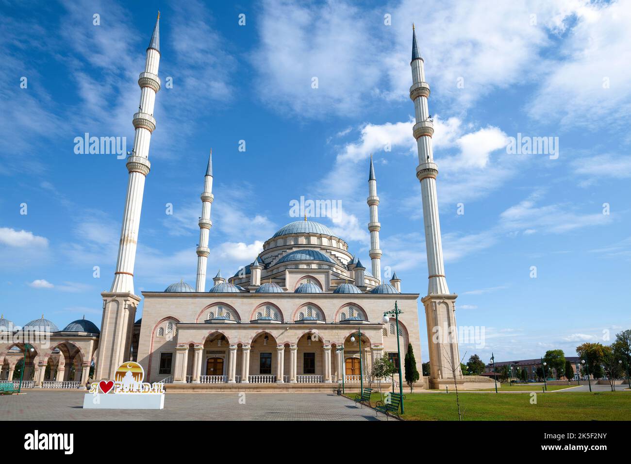 GUDERMES, RUSSIA - SEPTEMBER 21, 2021: At the Tashu-Hadji mosque on a sunny September morning Stock Photo