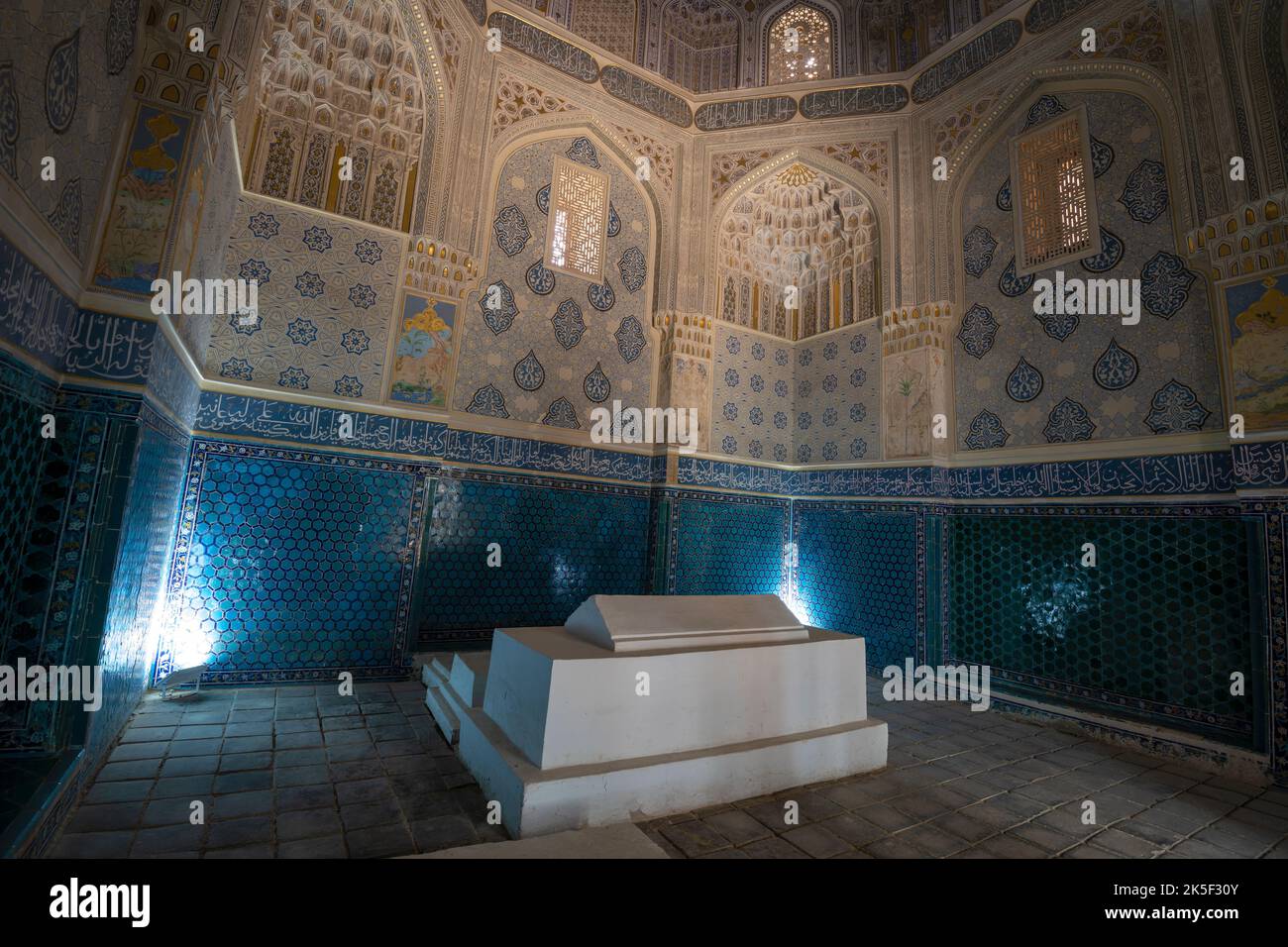 The interior of the medieval mausoleum of Shirin Beka Oko (Tamerlane's sister, late 14th century). Shahi-Zinda Memorial Complex. Samarkand, Uzbekistan Stock Photo