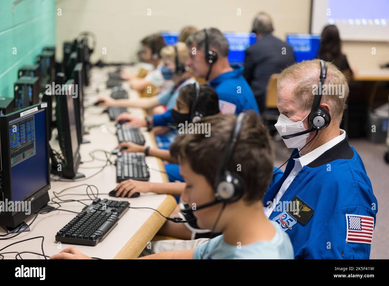 NASA Administrator Bill Nelson surveys what students in the tech crew