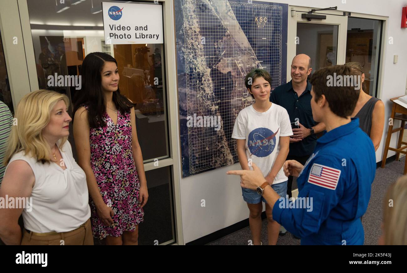 NASA astronaut Anne McClain talks with student essay winners Amanda Gutierrez, second from left, and Taia Saurer, white NASA shirt, at the agency’s news center at Kennedy Space Center in Florida on Sept. 2, 2022. Gutierrez and Saurer won the Artemis Moon Pod Essay Contest – a nationwide event involving nearly 14,000 students – for their creative visions of a pioneering journey to the Moon. The grand prize was a trip to Kennedy to watch the launch of Artemis I. Gutierrez, 17, is an 11th-grader from Lincoln, Nebraska, while Saurer, 14, is an eighth-grader from Laguna Beach, California. Stock Photo