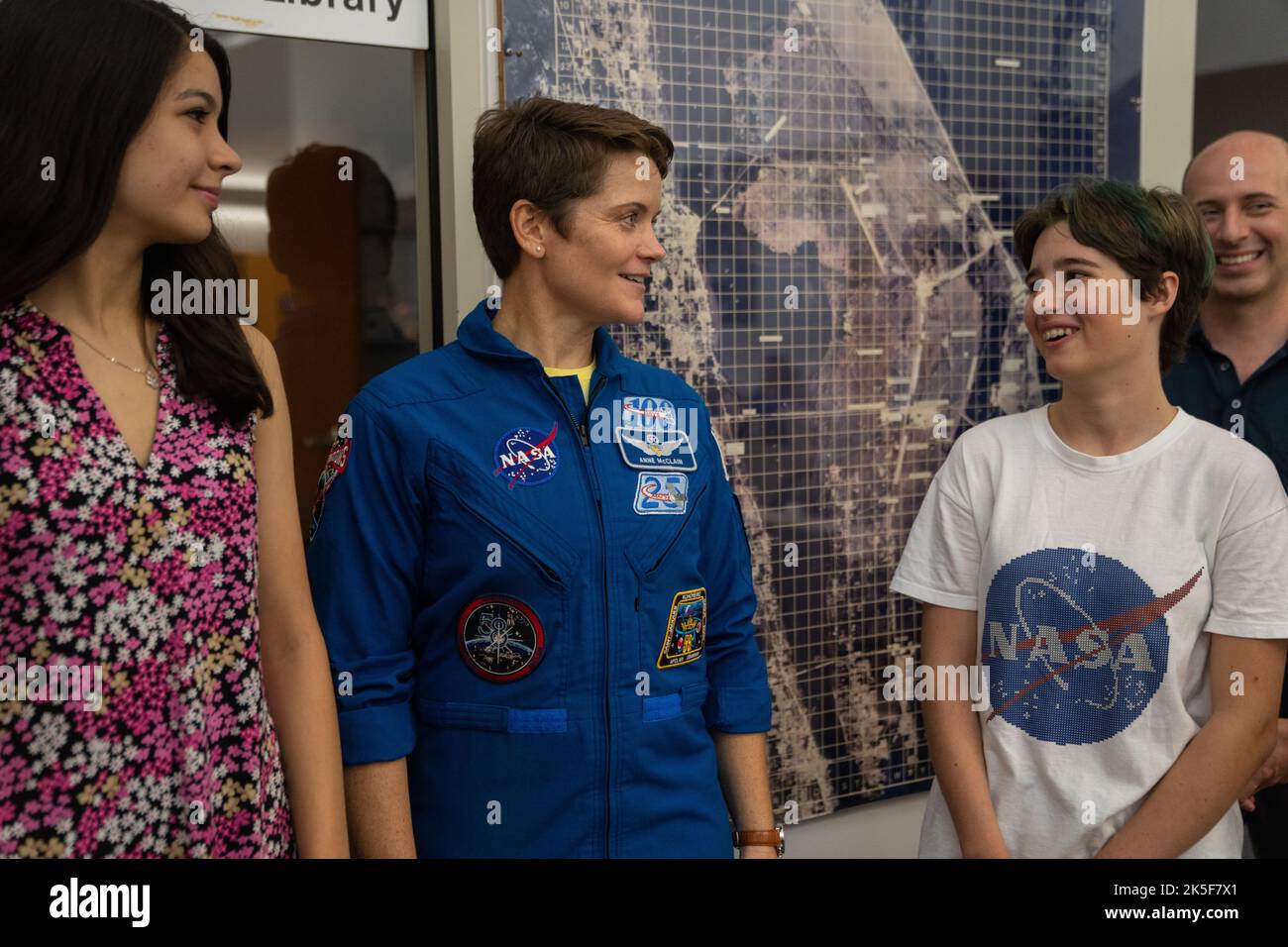 NASA astronaut Anne McClain talks with student essay winners Amanda Gutierrez, left, and Taia Saurer at the agency’s news center at Kennedy Space Center in Florida on Sept. 2, 2022. Gutierrez and Saurer won the Artemis Moon Pod Essay Contest – a nationwide event involving nearly 14,000 students – for their creative visions of a pioneering journey to the Moon. The grand prize was a trip to Kennedy to watch the launch of Artemis I. Gutierrez, 17, is an 11th-grader from Lincoln, Nebraska, while Saurer, 14, is an eighth-grader from Laguna Beach, California. Stock Photo