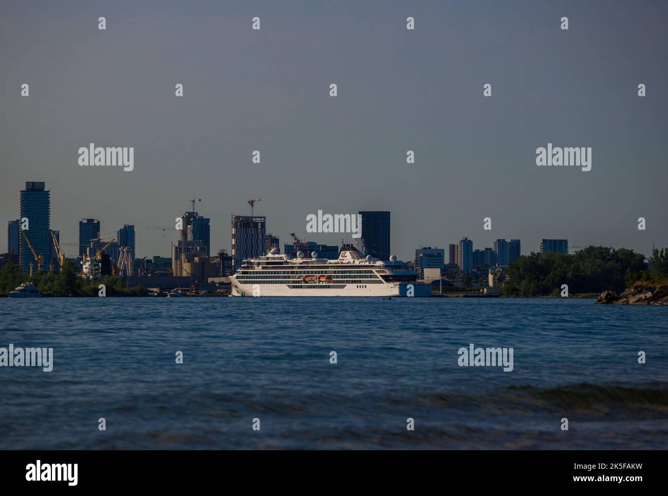 Downtown cruise ship docks hi-res stock photography and images - Alamy