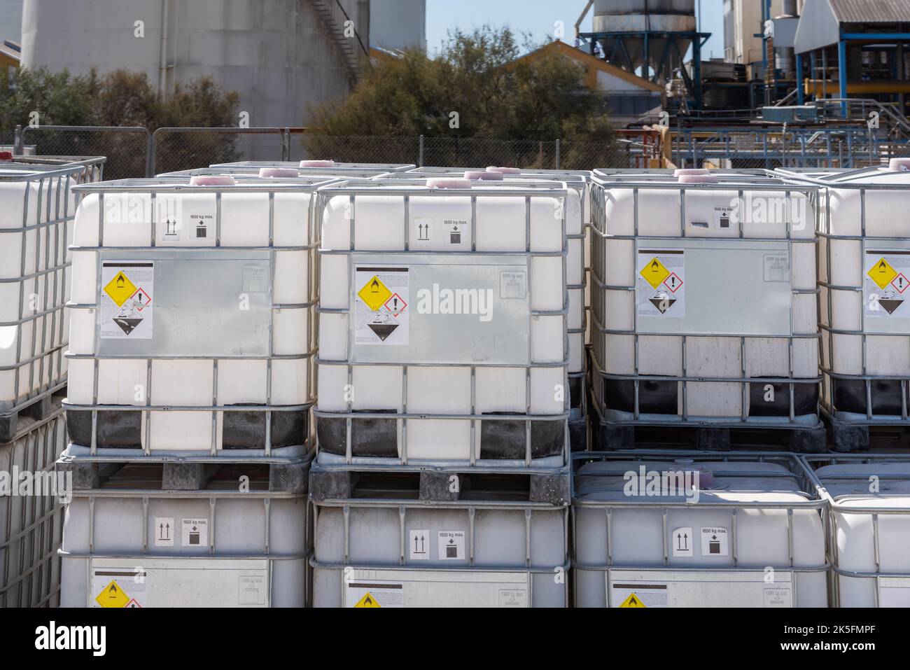 1000 Litre Intermediate bulk containers Liquid Storage Tank on construction  site Stock Photo - Alamy