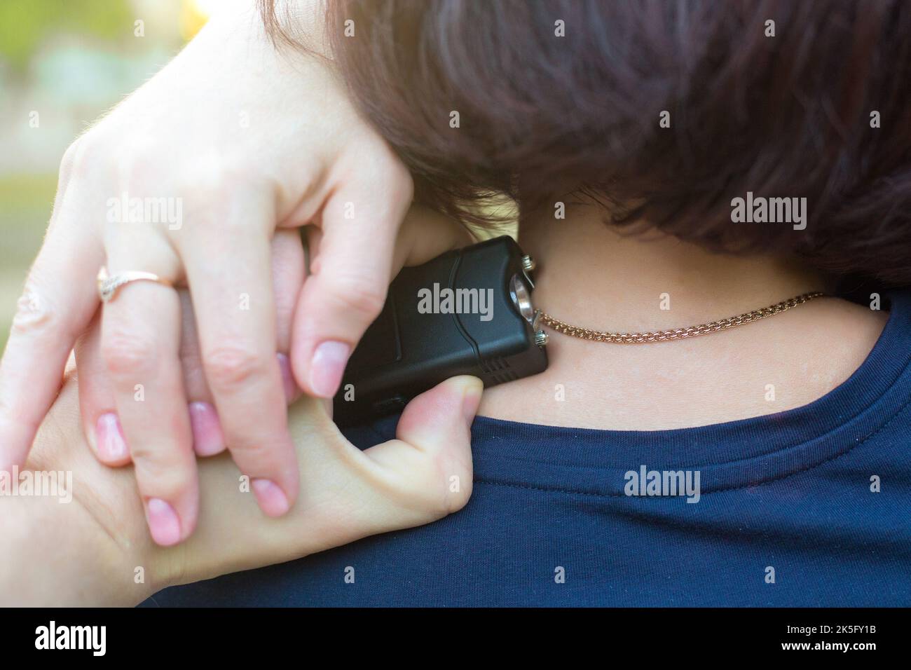 Attack on a woman with an electric shocker electric shock neck from