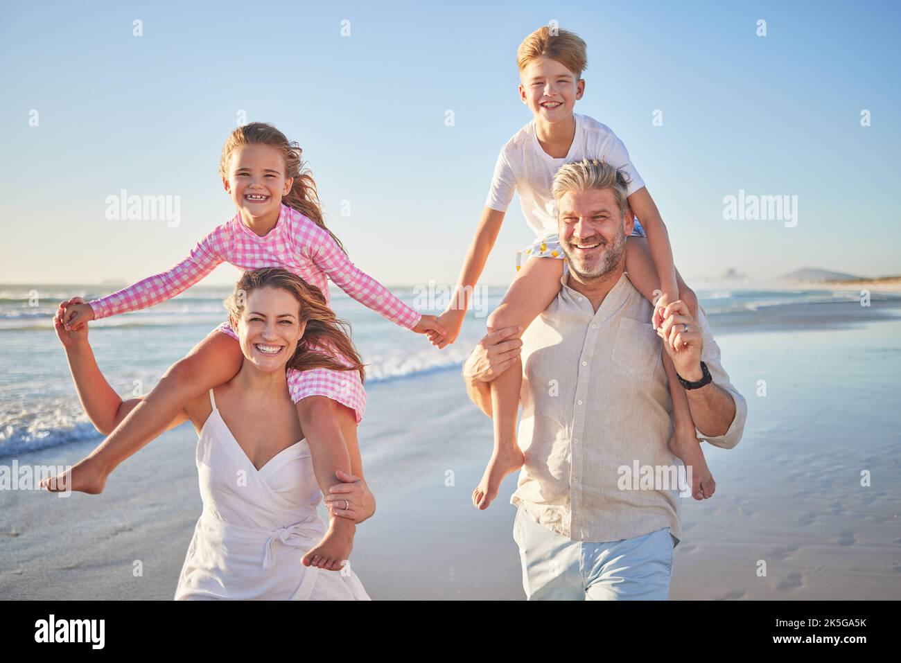 Family beach holiday sunshine hi-res stock photography and images - Alamy