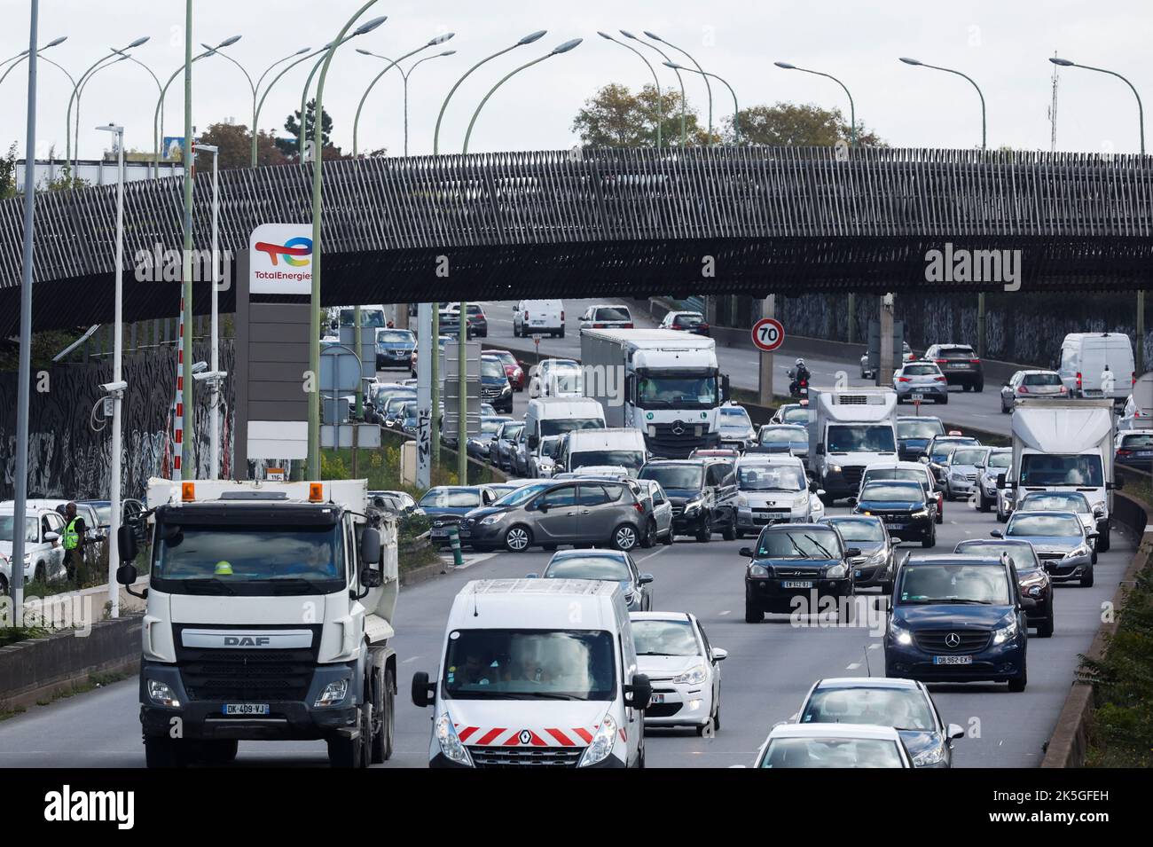 France petrol station queue hi-res stock photography and images - Alamy