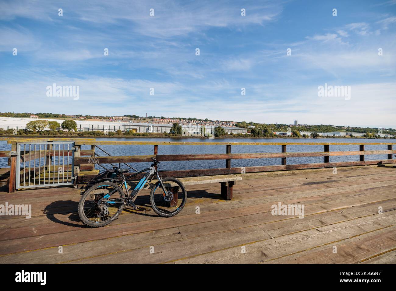 Blaydon England: 17th Sept 2022: E-biking in North east England. View of bike with Scotswood and River Tyne in the background Stock Photo