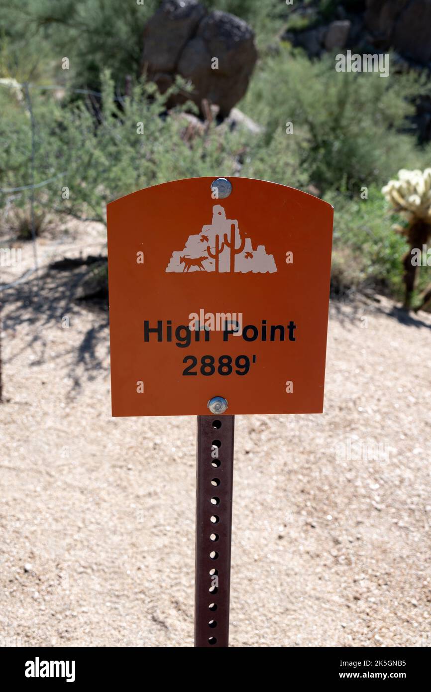 a-sign-marking-the-high-point-of-2889-feet-of-the-pinnacle-peak-park-main-trail-2K5GNB5.jpg