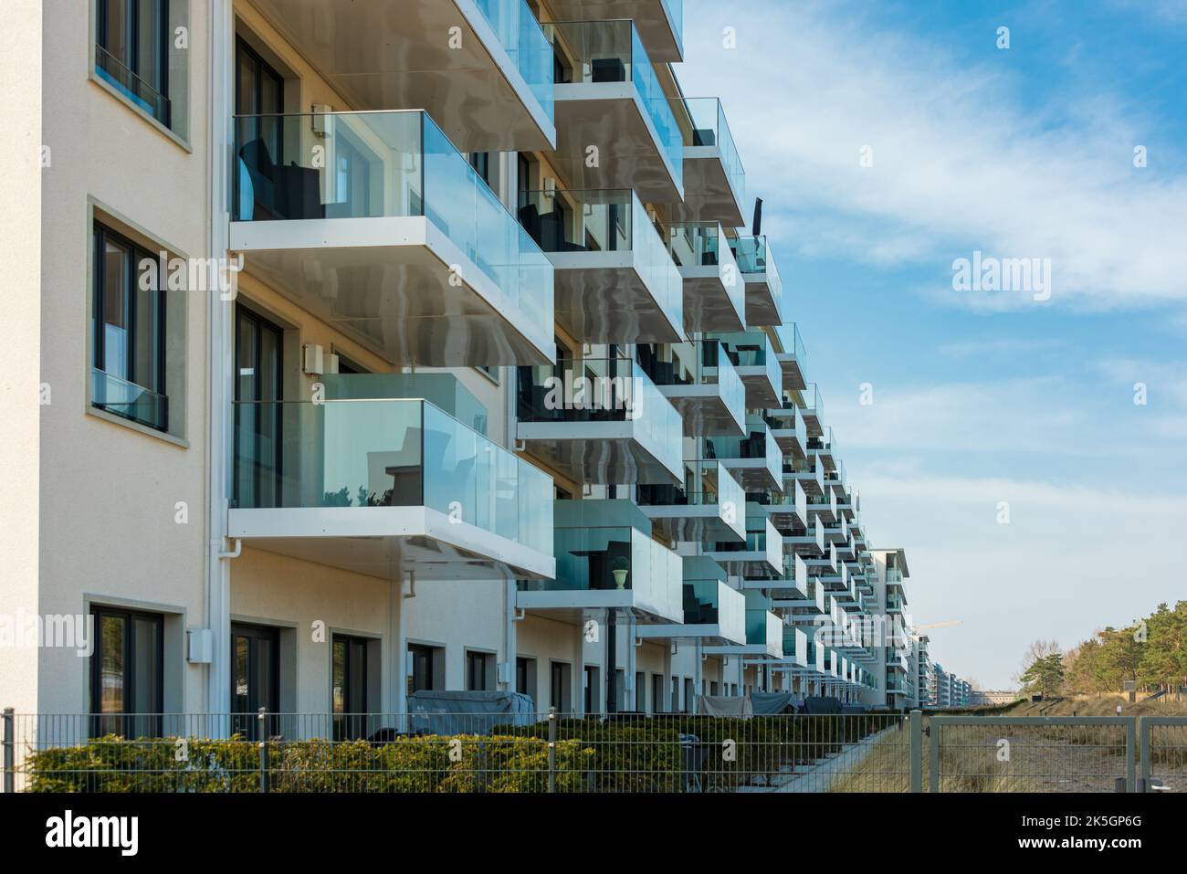 Insel Rügen renovierte Ferienanlagen in Prora direkt am Strand Stock ...
