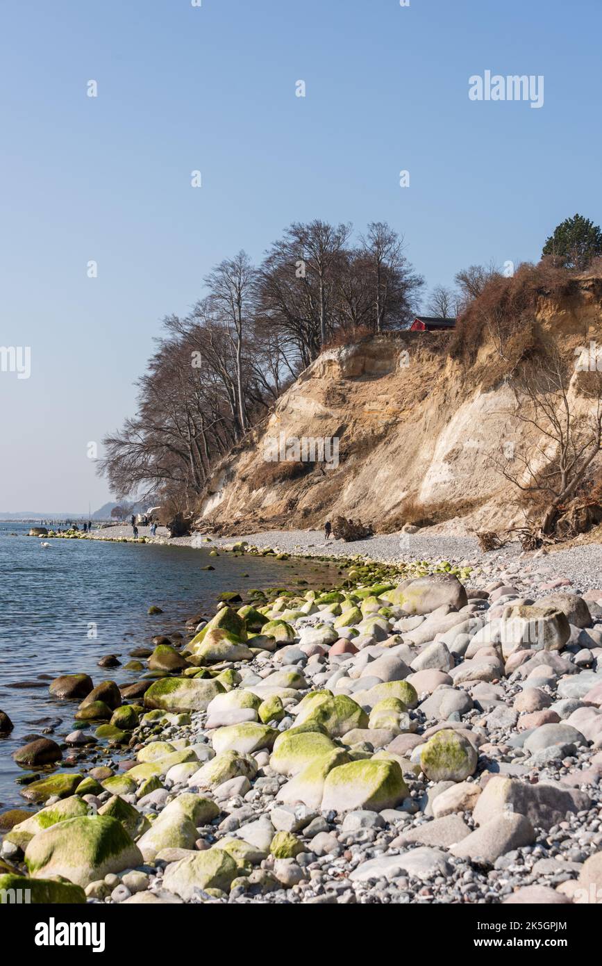 Ostseeinsel Rügen Sassnitz steinige Felsküste mit Kreidefelsen auf dem Weg zur Stubbenkammer Stock Photo