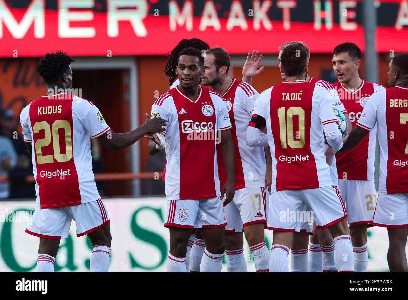 VOLENDAM, NETHERLANDS - OCTOBER 8: Calvin Bassey of Ajax celebrating the 2-0 with Steven Bergwijn of Ajax and Jurriën Timber of Ajax, Kenneth Taylor of Ajax, Dušan Tadić of Ajax, Mohammed Kudus of Ajax during the Dutch Eredivisie match between FC Volendam and AFC Ajax at the Kras Stadion on October 8, 2022 in Volendam, Netherlands (Photo by Peter Lous/Orange Pictures) Stock Photo