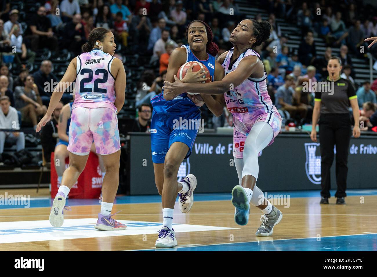 08.10.2022, Fribourg, Halle St. Leonard, Swiss Basketball - SuperCup 22  Women : BCF Elfic Fribourg - Nyon Basket Feminin, #12 Indira Vilolo Dos  Santos (Nyon Basket Féminin) face à #23 Jordan Reynolds (