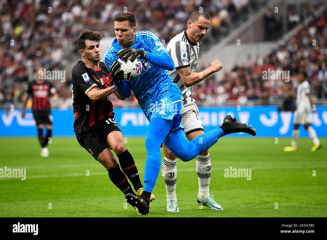 Milan, Italy. 08 October 2022. Wojciech Szczesny of Juventus FC holds the ball during the Serie A football match between AC Milan and Juventus FC. Credit: Nicolò Campo/Alamy Live News Stock Photo