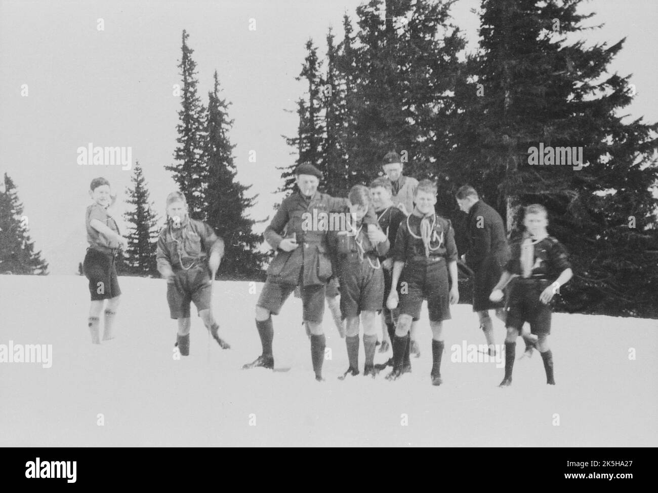 1930s. Members of the 28th Company, Beckenham Boy Scouts enjoying the snow. Some of the boys are clutching or throwing snowballs. Stock Photo