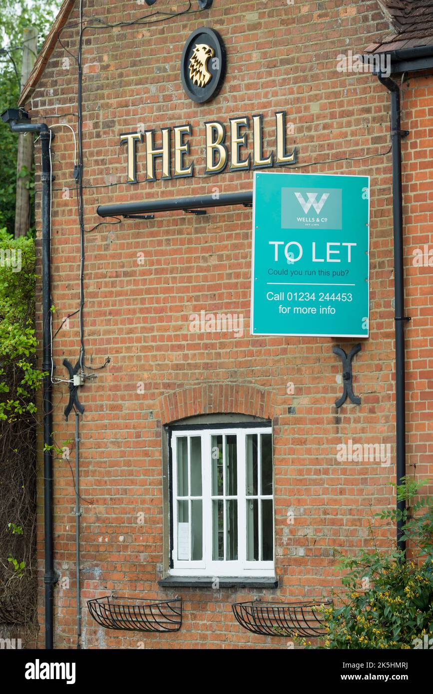 AYLESBURY, UK - July 09, 2021. Outside a closed English pub with a to let sign, for rent. Closed down or bankrupt business concept Stock Photo