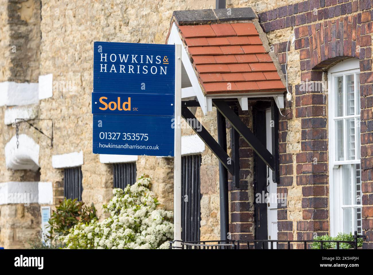 NORTHAMPTONSHIRE, UK - May 25, 2022. House sold sign outside the entrance to an old cottage in Stoke Bruerne village Stock Photo