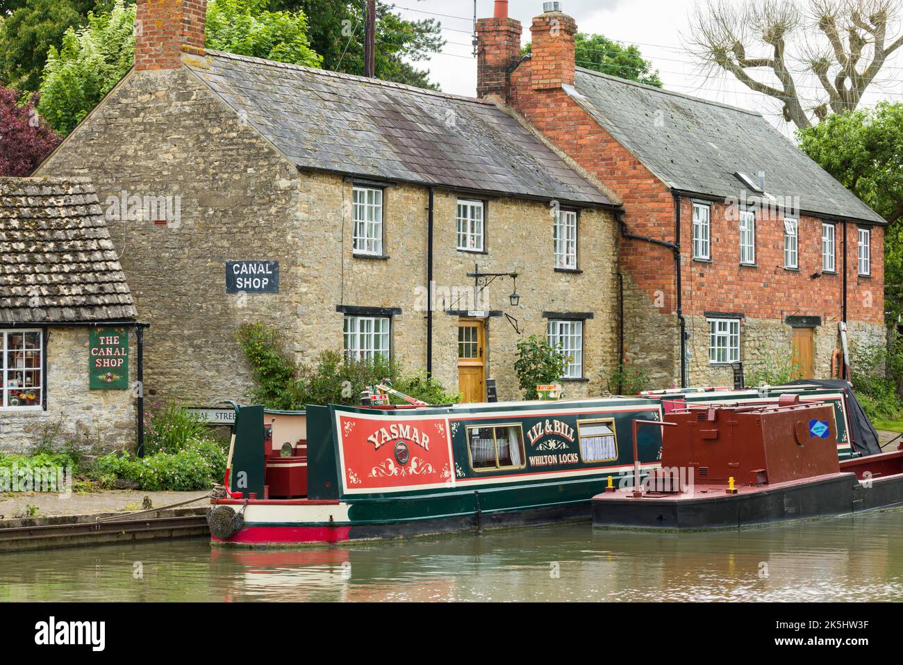 NORTHAMPTONSHIRE, UK - May 25, 2022. Narrowboats and canal shop at Stoke Bruerne, a historic village on the Grand Union Canal Stock Photo