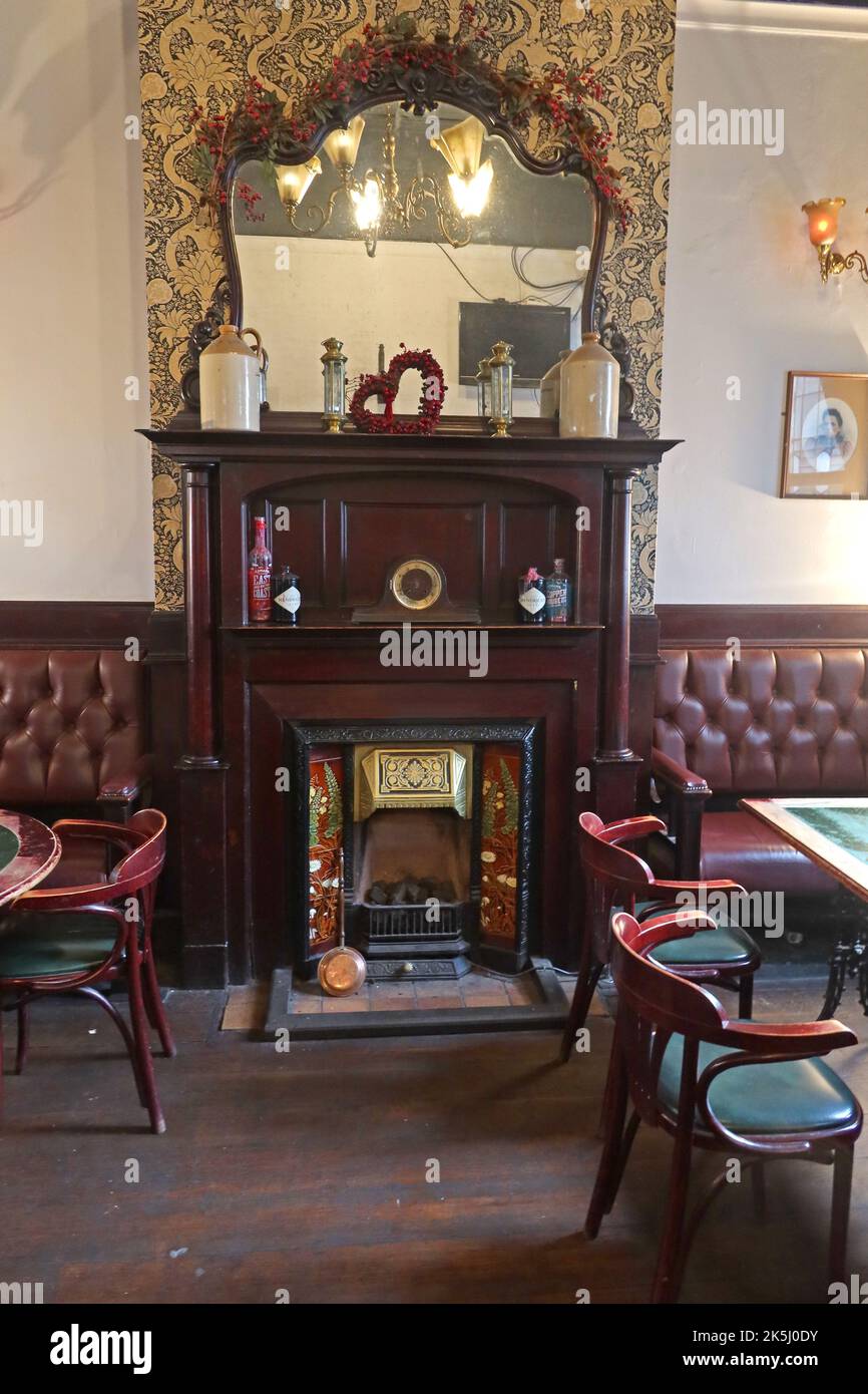 Ornate Fireplace at the Posada pub , 48 Lichfield St, Wolverhampton, West Midlands, England, UK, WV1 1DG Stock Photo