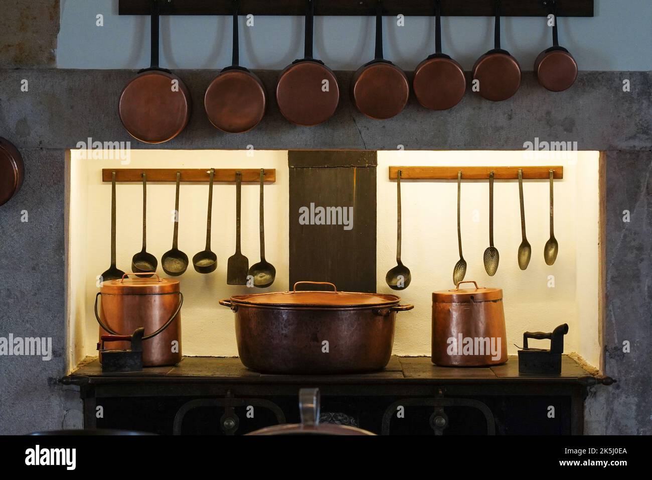 Cluttered kitchen pots pans hi-res stock photography and images - Alamy