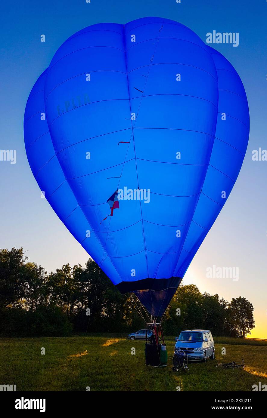 France, Essonne (91), Saclas, at sunrise an hot air balloon ready for take off Stock Photo