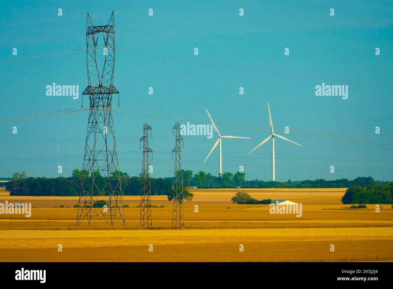 France, Essonne (91), Merobert, plain of Beauce, high voltage power lines of the RTE Electricity Transport Network and 2 wind turbines Stock Photo