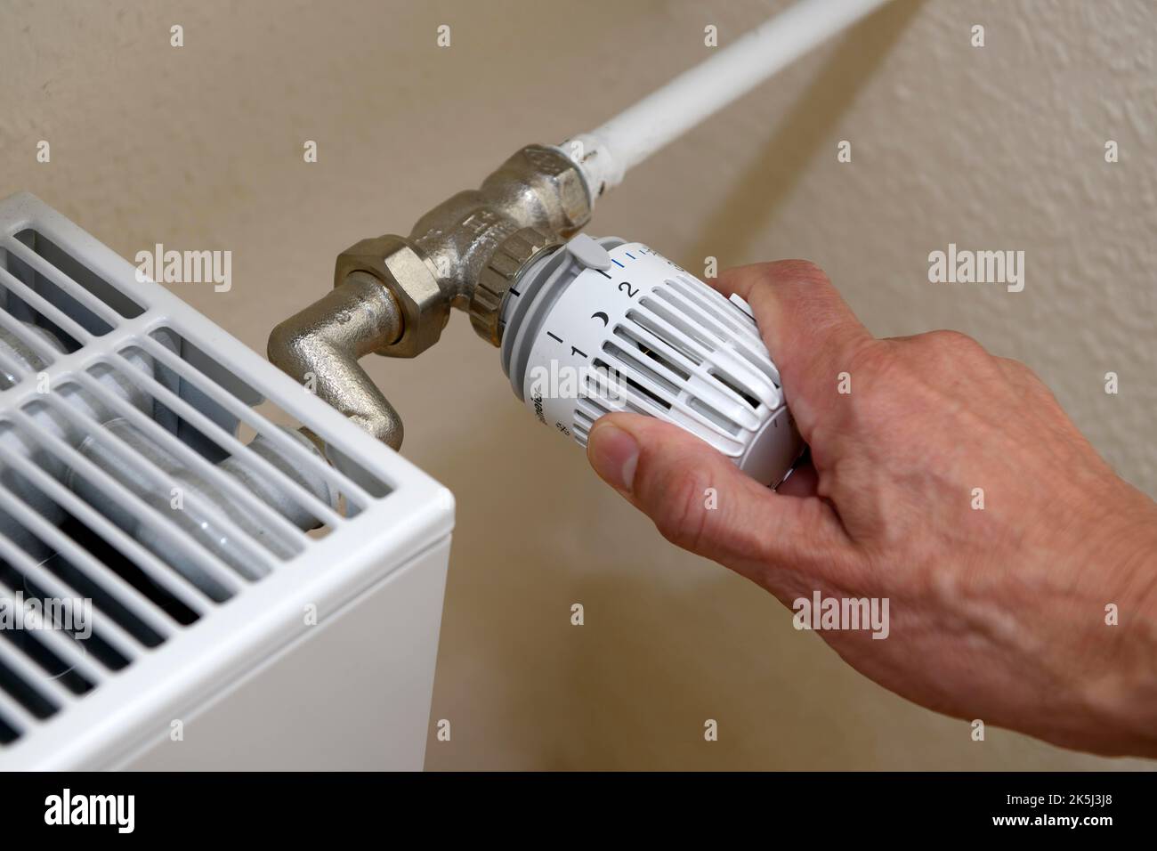 Thermostat of heating is set to heat output level 2 for economical energy consumption, Setting